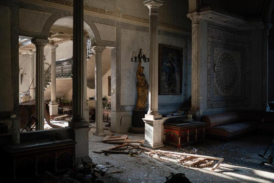Cristales rotos y marcos de ventanas yacen en el suelo del Palacio Sursock (Foto AP)