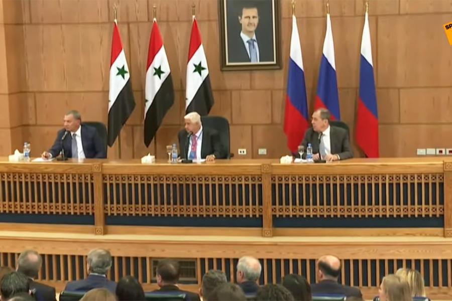 Conferencia de prensa conjunta: viceprimer ministro ruso, Yuri Borisov (izq.), canciller sirio Walid Al Muallem (centro), y canciller ruso, Sergei Lavrov (der.) | Damasco. Septiembre 7, 2020 (Foto: Sputnik)