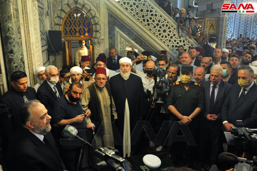 El ministro de Asuntos Religiosos, Mohammad Abdull-Sattar Al-Sayyed, despide los restos del Mufti Afyouni (Foto: SANA)