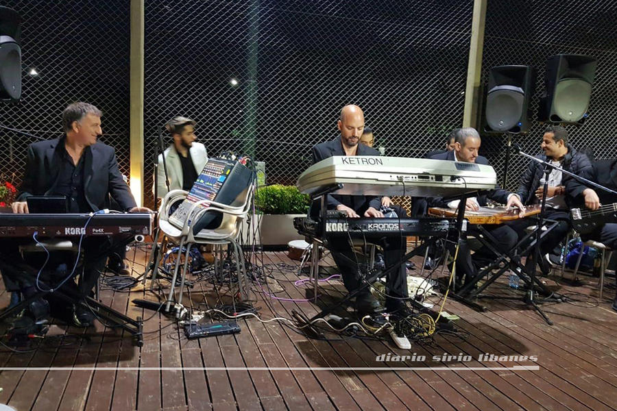 La orquesta Horus Arab Music (@lahorus) musicalizó el evento con la voz de Mike Hassan 