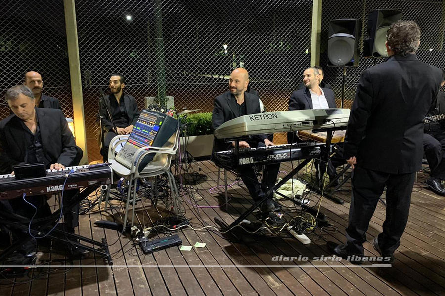 La orquesta Horus Arab Music (@lahorus) musicalizó el evento con la voz de Mike Hassan 