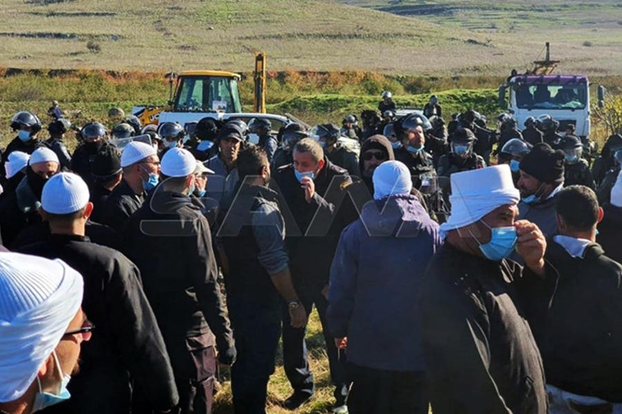 Pobladores del Golán Sirio protestan frente a las tropas del régimen israelí y sus máquinas (Foto: SANA)