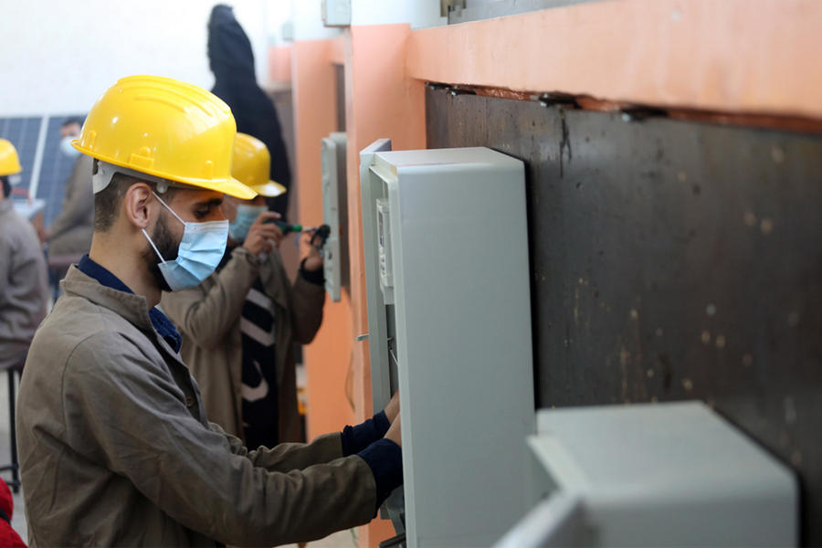 En el Centro de Capacitación de UNRWA en Gaza (GTC), el estudiante Omar Al Shawa practica la instalación y mantenimiento de sistemas fotovoltaicos  (Foto: Khalil Adwan / UNRWA)