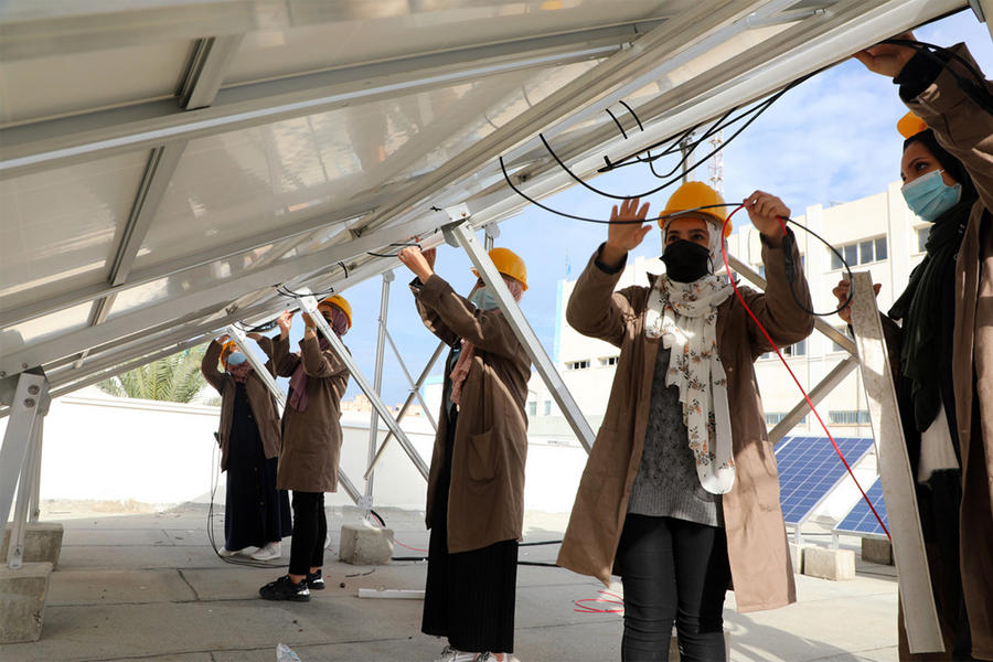 En el Centro de Capacitación de UNRWA en Gaza (GTC), las estudiantes Ghada y Remah practican la instalación y mantenimiento de sistemas fotovoltaicos  (Foto: Khalil Adwan / UNRWA)