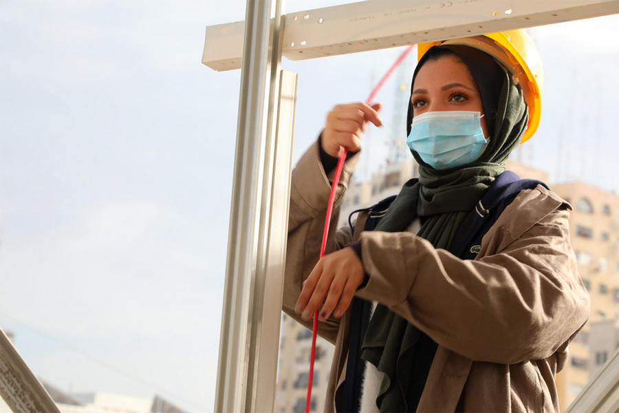 En el Centro de Capacitación de UNRWA en Gaza (GTC), la estudiante Ghada Kerryam practica la instalación y mantenimiento de sistemas fotovoltaicos  (Foto: Khalil Adwan / UNRWA)