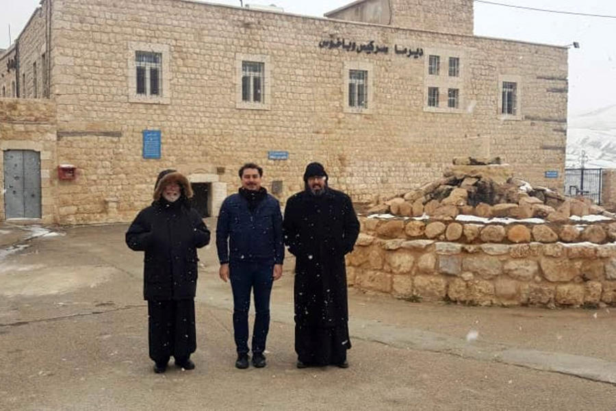 Padre Tufik Eid, Patricio Brickle y Padre Taher Yousef en Monasterio greco-católico-melquita de San Sergio y Bakos (Foto: Embajada de Chile en Siria)