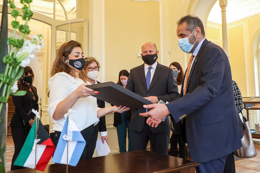 El embajador Alyahya recibe placa durante el encuentro con el Gobernador Perotti y los funcionarios