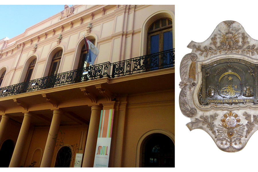 Placa Árabe de 1910 ubicada en el edificio del actual Museo Espacio Cultural de las Mujeres, ex-Casa de Gobierno, Ciudad de Córdoba