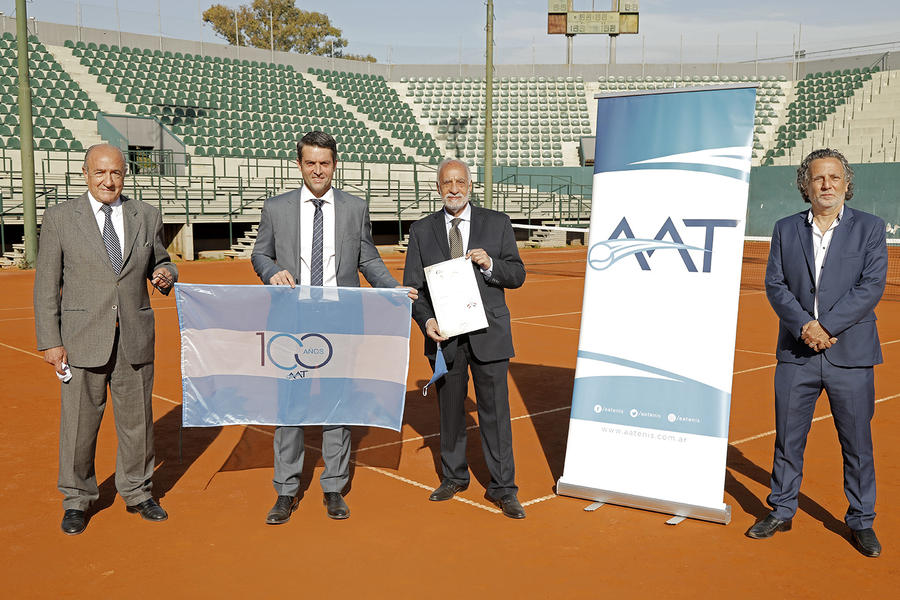 Yaoudat Brahim y Agustín Calleri sostienen la bandera del centenario; junto a ellos: Adib Attie y Cesar Francis (Foto: AAT)
