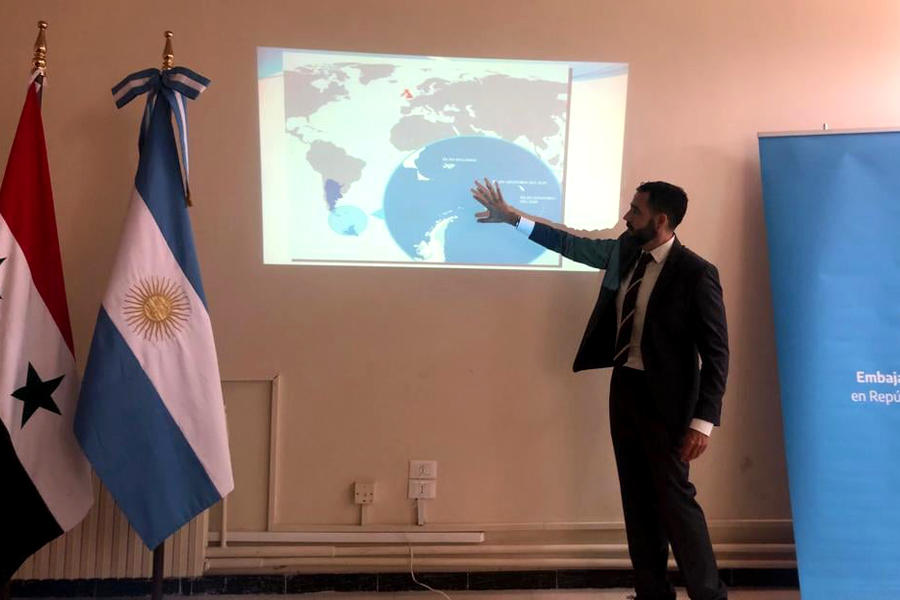 Exposición del Embajador Argentino en la Universidad de Damasco (Foto: Embajada Argentina en Siria)
