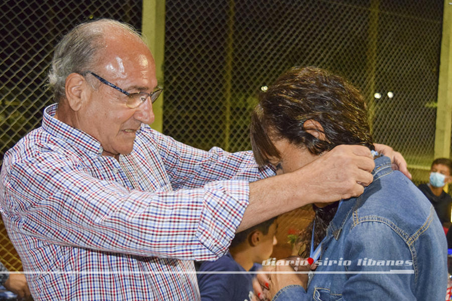 Entrega de medalla a Silvia Lapigna, capitana del equipo femenino de tenis