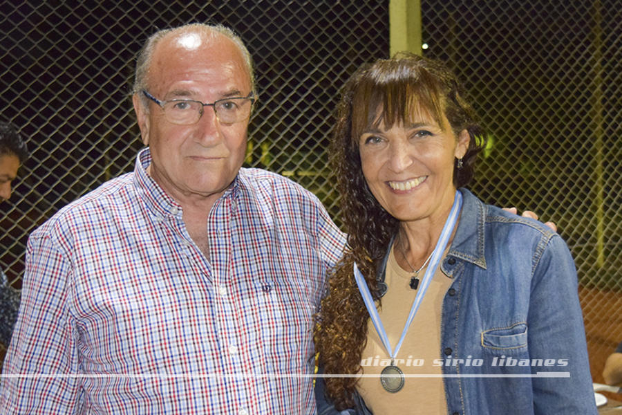 Entrega de medalla a Silvia Lapigna, capitana del equipo femenino de tenis