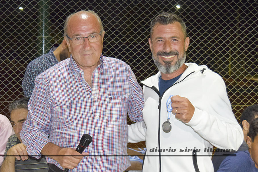 Entrega de medalla a Ignacio García, capitán del equipo de caballeros +35, recibida en su nombre por Martín Mogica