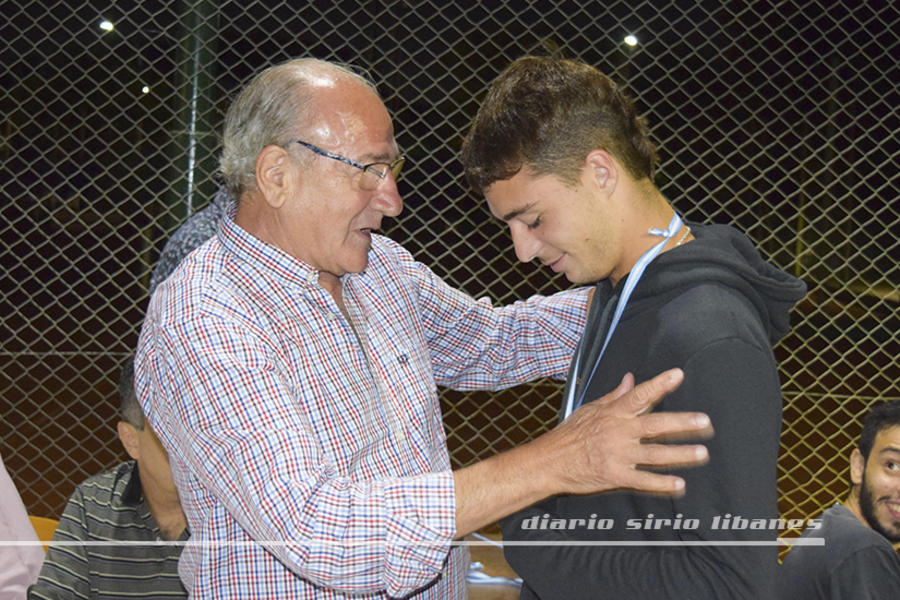 Entrega de medalla a Mateo Paroni, capitán del equipo de 4ta división, recibida en su nombre por Valentino Ventrucci