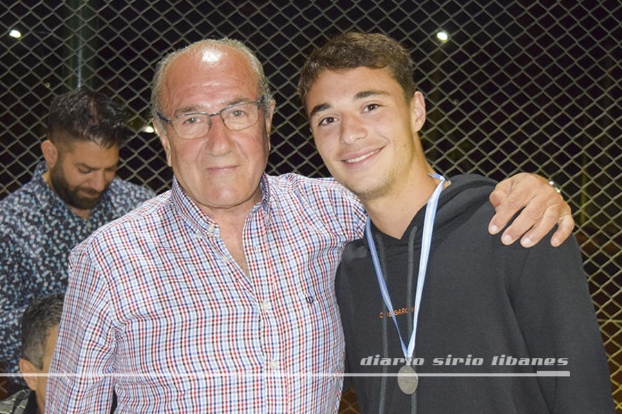 Entrega de medalla a Mateo Paroni, capitán del equipo de 4ta división, recibida en su nombre por Valentino Ventrucci