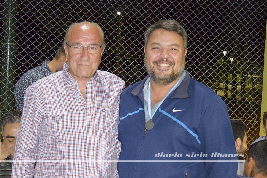 Entrega de medalla a Pablo Pagano, capitán del equipo de 5ta división A