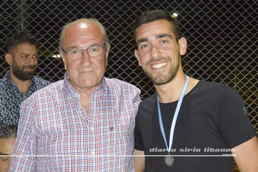 Entrega de medalla a Juan Ignacio De Bas, capitán del equipo de 5ta división B