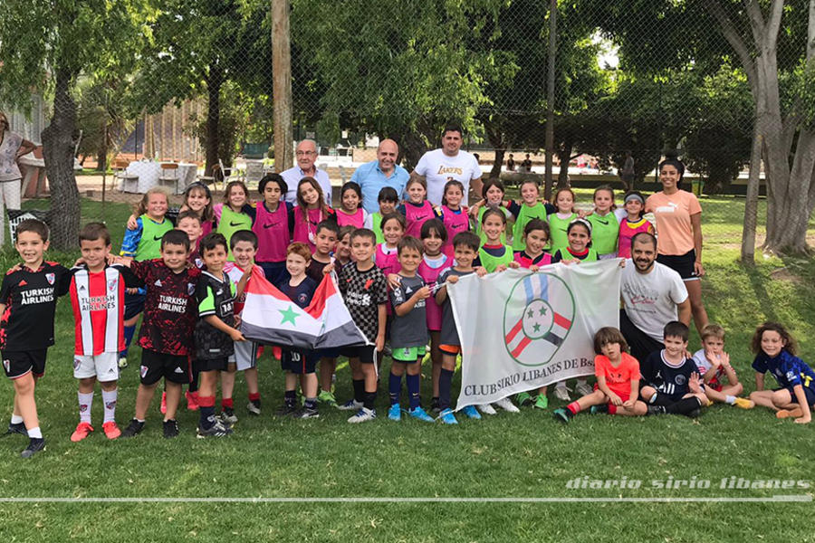 El presidente del CSLBA, Yaoudat Brahim y el Embajador de Siria, Dr. Sami Salameh, junto a los niños y niñas de futbol y sus entrenadores