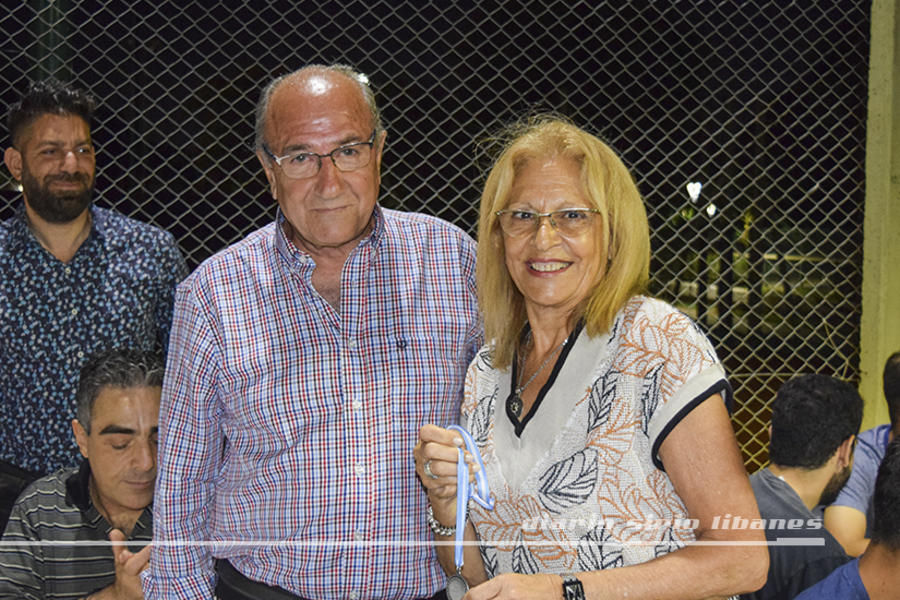 Entrega de medalla al socio vitalicio Jorge Haddad, recibe en su nombre la Sra. Ana Ganem