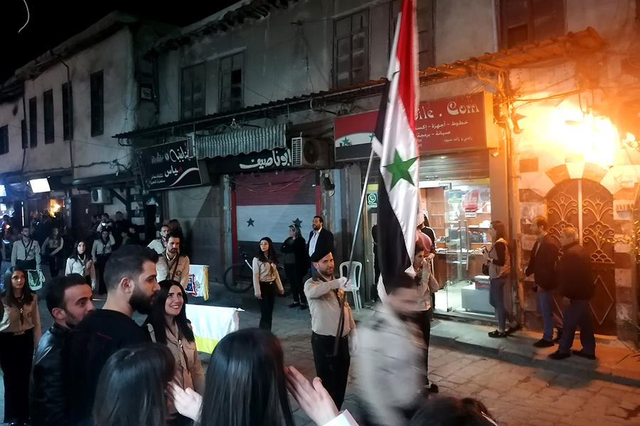 La bandera siria preside una procesión nocturna de Semana Santa en Damasco (Foto: Pablo Sapag M.)