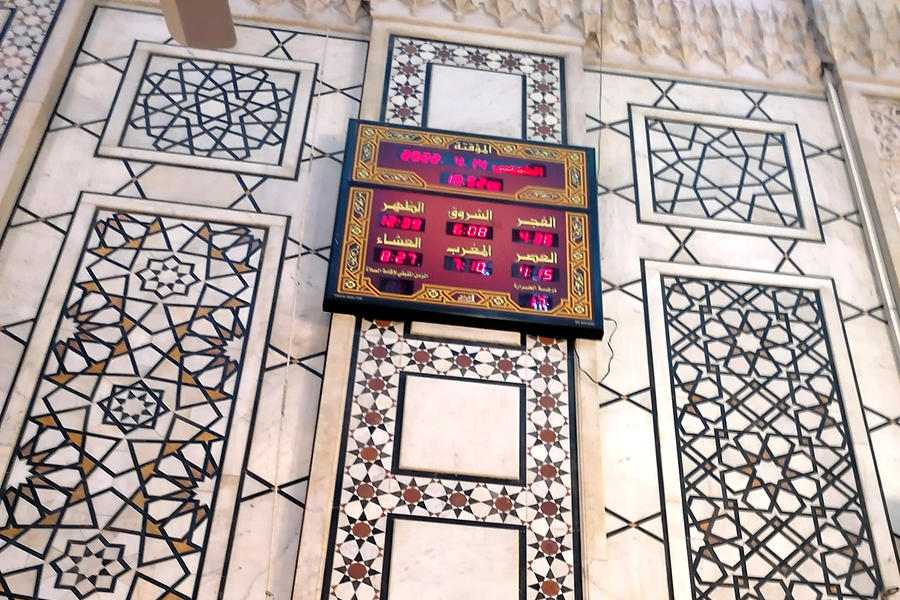 Reloj digital que indica el momento de la oración en la Mezquita de los Omeyas en Damasco (Foto: Pablo Sapag M.)