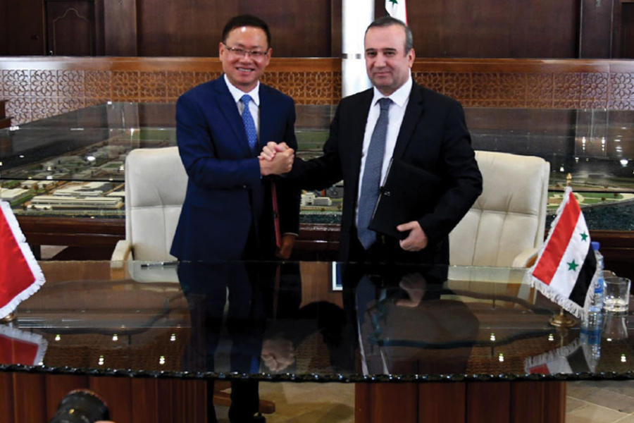 El Ministro de Administración Local y Medio Ambiente de la República Árabe Siria, Hussein Makhlouf y el Sr. Embajador de China en Damasco, S.E. Feng Biao (Foto: Al Watan)