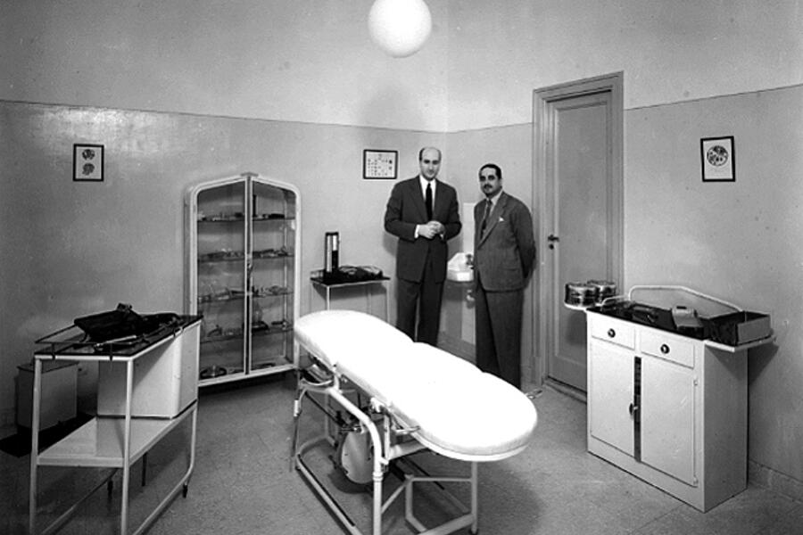 Servicios Médicos Siriolibaneses: Consultorio de Clínica General. A la izquierda el Dr. Guillermo Obeid, Director de los Servicios Médicos Siriolibaneses.