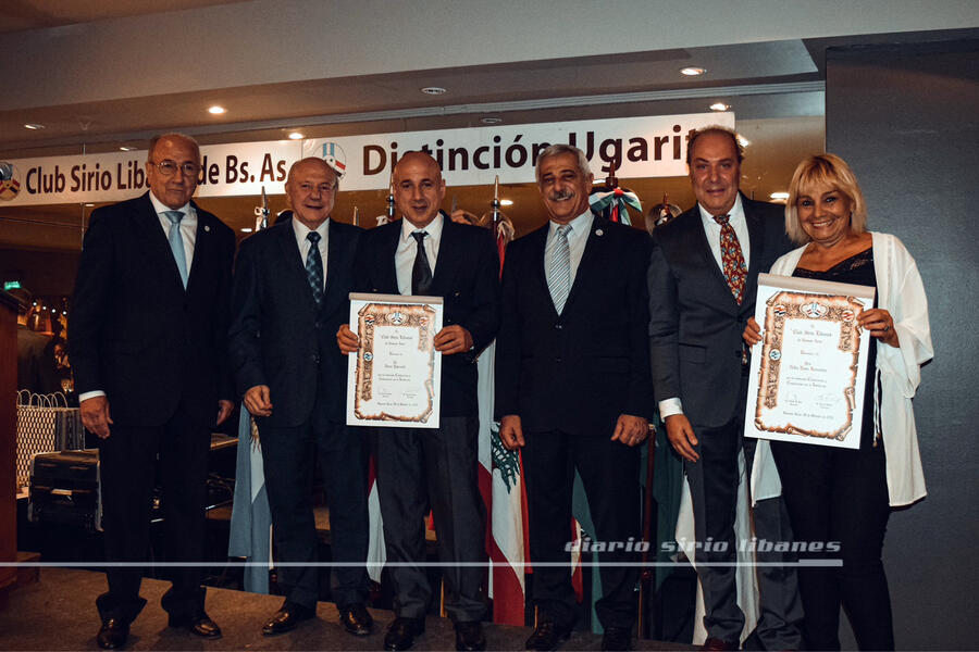 Directivos del CSLBA entregan diplomas de reconocimiento a la trayectoria de colaboración de la Sra. Nelda Fernandez y Sr. Darío Yabroudi (Foto: DSL)