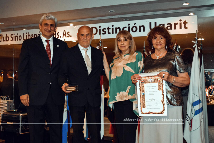 Familiares del Sr. Miguel David reciben en su nombre Distinción UGARIT Post Mortem (Foto: DSL)