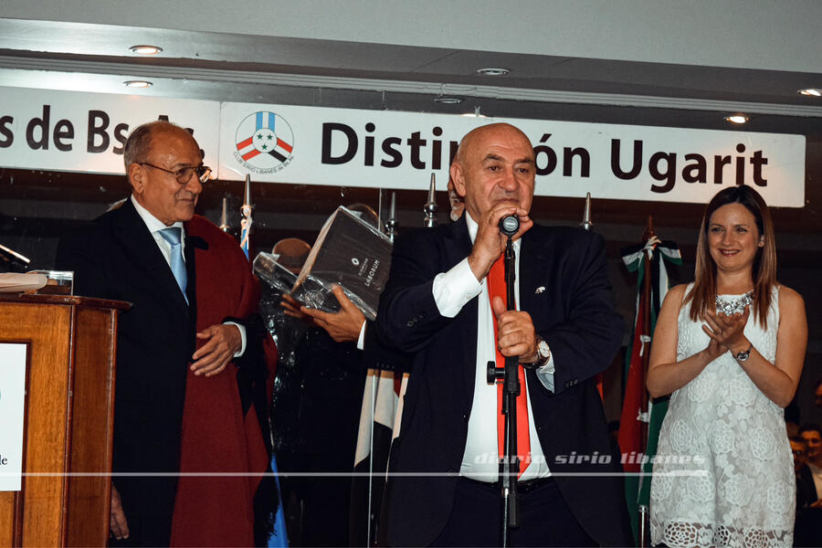 El Senador Mashur Lapad hace entrega de presentes recordatorios salteños a los directivos del CSLBA