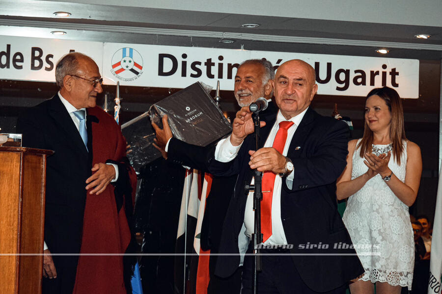 El Senador Mashur Lapad hace entrega de presentes recordatorios salteños a los directivos del CSLBA