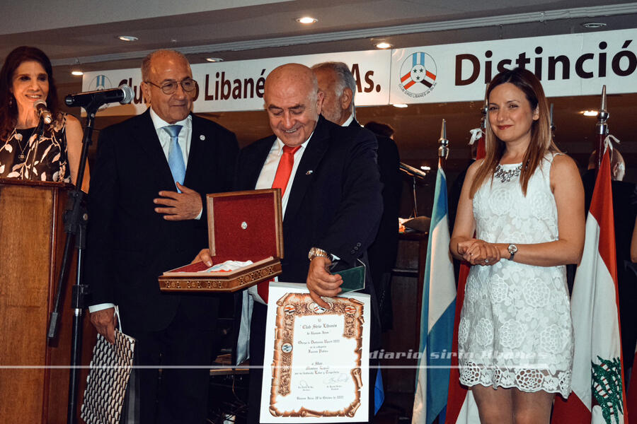 El Senador Mashur Lapad hace entrega de presentes recordatorios salteños a los directivos del CSLBA