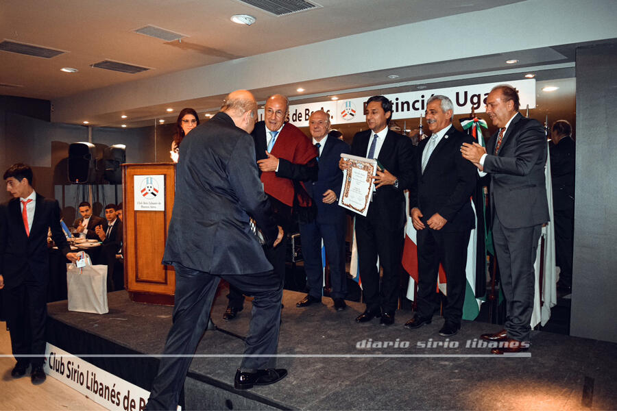 El Sr. Vicegobernador de la Prov. de Santiago del Estero, Dr. Carlos Silva Neder, recibe Distinción UGARIT en Política (Foto: DSL)