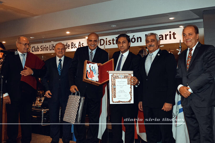 El Sr. Vicegobernador de la Prov. de Santiago del Estero, Dr. Carlos Silva Neder, recibe Distinción UGARIT en Política (Foto: DSL)