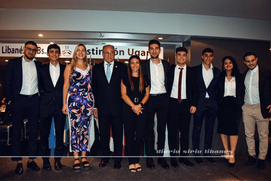 Las más jóvenes distinguidas de la noche, Ministra Lic. Alejandra Nazareno y Srta. Florencia Jaef, junto al Presidente del CSLBA y la juventud del Club (Foto: DSL)