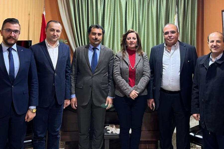 El Encargado de Negocios de Chile en Siria, Patricio Brickle, junto a la Rectora y autoridades de la Univ. de Córdoba (Alepo) | Foto: Embajada de Chile en Siria