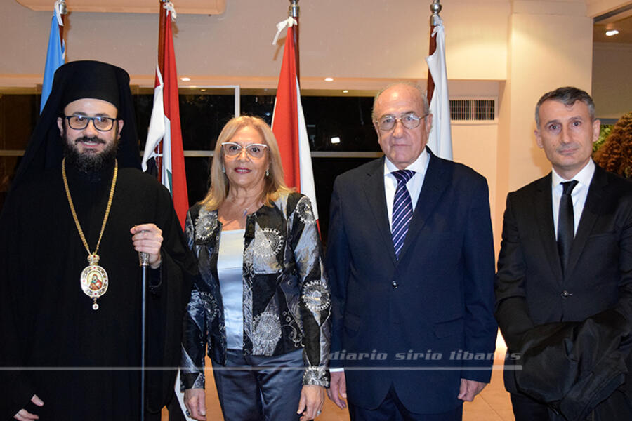 El presidente del CSLBA y Sra. Ana María Ganem reciben salutación del Arzobispo de la Iglesia Ortodoxa Antioquena, S.E.R. Monseñor Santiago El Khoury y el Sr. Elías Daghlawi, presidente del Consejo Administrativo Ortodoxo