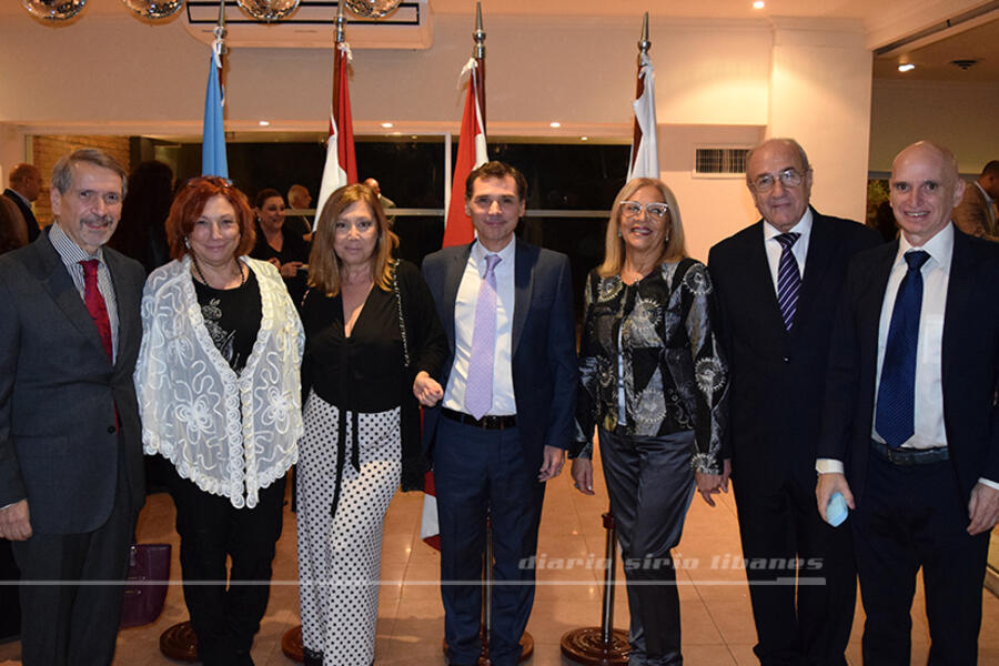 El presidente del CSLBA y Sra. Ana María Ganem reciben salutación del presidente de la Asociación Hospital Sirio Libanés, Dr. Ricardo Simes y Sra. Esposa, junto a los directivos del CEMIC, Dr. Mario Fuentes y Lic. Hugo Magonza y Sra. Esposa