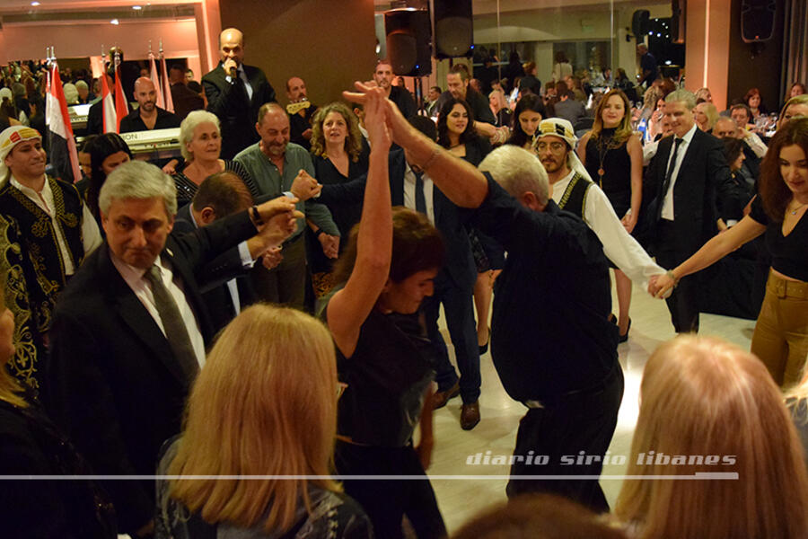 Cerrando la noche, un incontenible dabke multitudinario dominó la pista