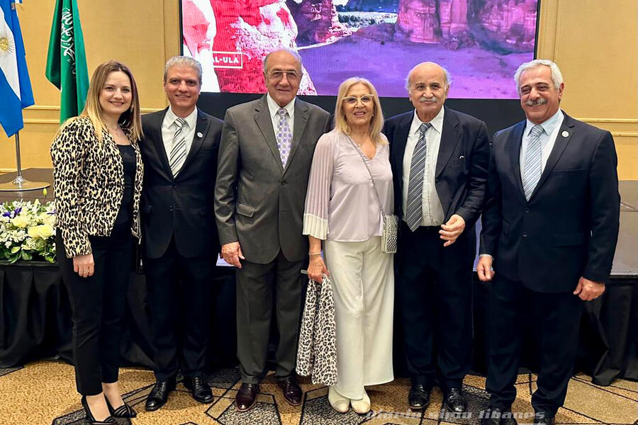 Los directivos del Club Sirio Libanés junto al Lic. Ghandour Daher, traductor de la Embajada de Arabia Saudita