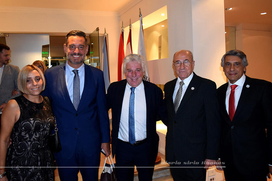 El Presidente del CSBLA y el Vicepresidente, Dr. Alejandro Ayub junto al Dr. Miguel Siciliano, Secretario de Gobierno de la Ciudad de Córdoba; el Dr. Horacio Manzur, Presidente de la Sociedad Sirio Libanesa de Córdoba y su Sra. Esposa