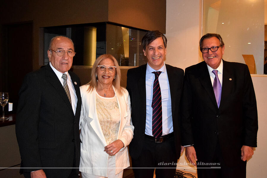 La Sra. Ana María Ganem y el Sr. Yaoudat Brahim junto al Dr. Ricardo Nazer, Presidente de Fearab Argentina y el Dr. Javier Ganem, galardonado UGARIT en la categoría Ciencia y Técnica