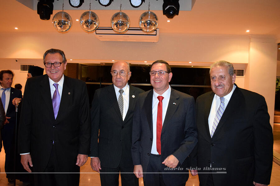 El Sr. Yaoudat Brahim y el Dr. Ricardo Nazer junto al Presidente de la Sociedad Sirio Libanesa de Santiago del Estero, Sr. Habel Sapag y el Secretario General de Fearab Argentina, Dr. Salvador Jaef