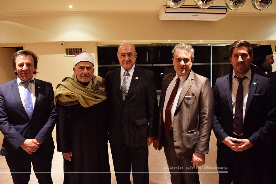 El Sr. Yaoudat Brahim junto al Sheij Abdelnabi El Hefnawy, el presidente del Centro Islámico de la República Argentina (CIRA), Lic. Fabián Ankah y los directivos del CIRA, Sr. Hassan El Bacha y Lic. Martín Saade 