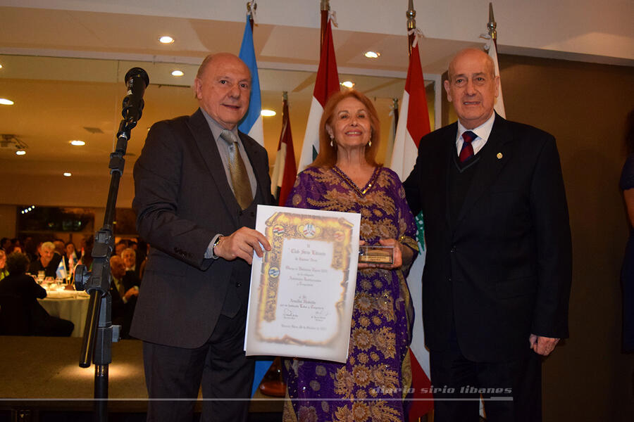 El Sr. Arnaldo Hubaide, recibe la distinción UGARIT en la categoría Actividades Institucionales y Trayectoria, de manos del Dr. Jorge Haddad y la Sra. Edna Debs