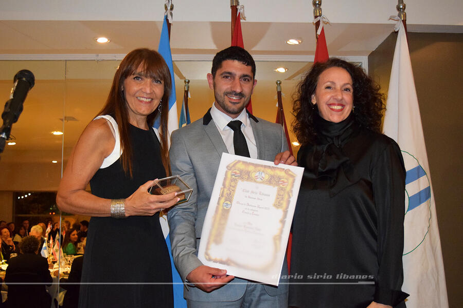 La Dra. Vanina Edul recibe la distinción UGARIT en la categoría Ciencia y Técnica, de manos de la Dra. Silvia Lapigna y el Dr. Gustavo Jaluf.