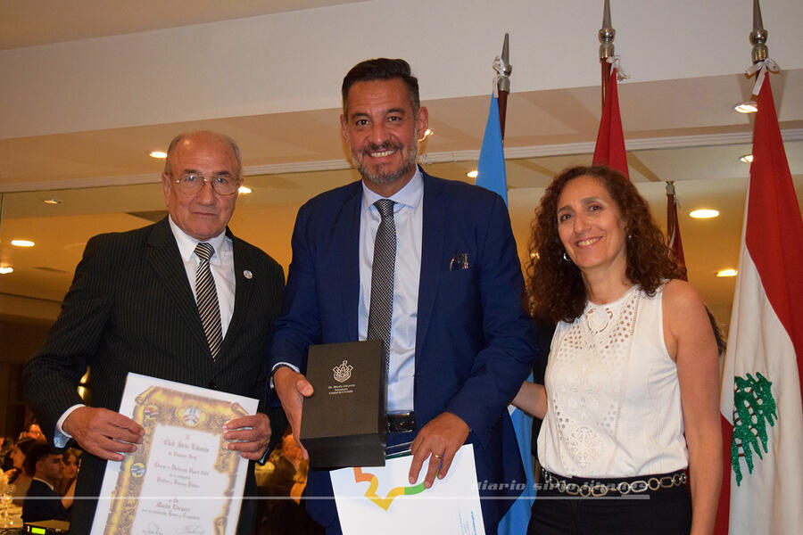 En representación del Gobernador Electo de Córdoba, Dr. Martín Llaryora, el Dr. Miguel Siciliano recibe la distinción UGARIT en la categoría Política y Función Pública, de manos de la Sra. Marcela Elgassi y el Sr. Yaoudat Brahim