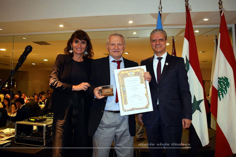 El Sr. Jorge Miguel Saba recibe la distinción UGARIT en la categoría Actividades Institucionales y Trayectoria, de manos de la Sra. Carla Ksairi y el Sr. Simon Hajal