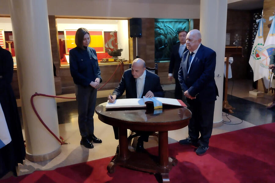 El Sr. Embajador rindió honores a la Bandera Argentina y al Gral. Manuel Belgrano en el Monumento a la Bandera (Julio 25, 2024)