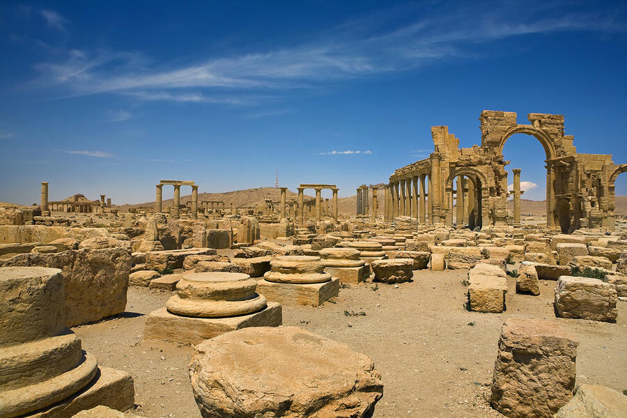 Palmira: Vista general de los restos de la antigua ciudad romana. A la derecha se encuentra el arco monumental (puerta) y la columnata. Este sitio está inscrito en la Lista del Patrimonio Mundial de la UNESCO (Foto: redes)